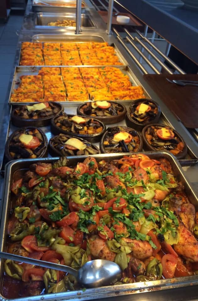 Ataşlar Catering mutfağında hazırlanan sıcak yemek büfesi
